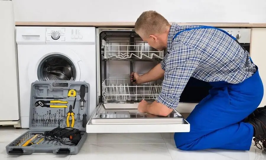 Sincan Vaillant servisi teknisyen ekibi beyaz eşya tamiri yaparken